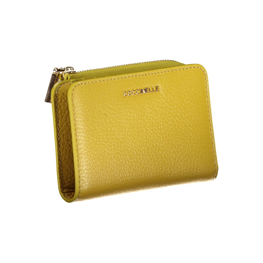 Elegant Green Leather Wallet with Secure Fastenings
